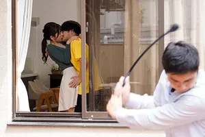 Khi vợ anh là Tiểu Mễ làm việc nhà, cô ấy lại nghĩ đến những người bạn tình trước đây của mình...