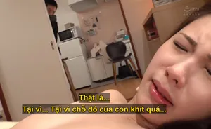 Người đẹp đói khăn choàng mở phòng khách sạn và quan hệ tình dục nồng nhiệt. Người phụ nữ cưỡi lên trên và vặn vẹo dữ dội, xuất tinh và xuất tinh một cách hoàn hảo.